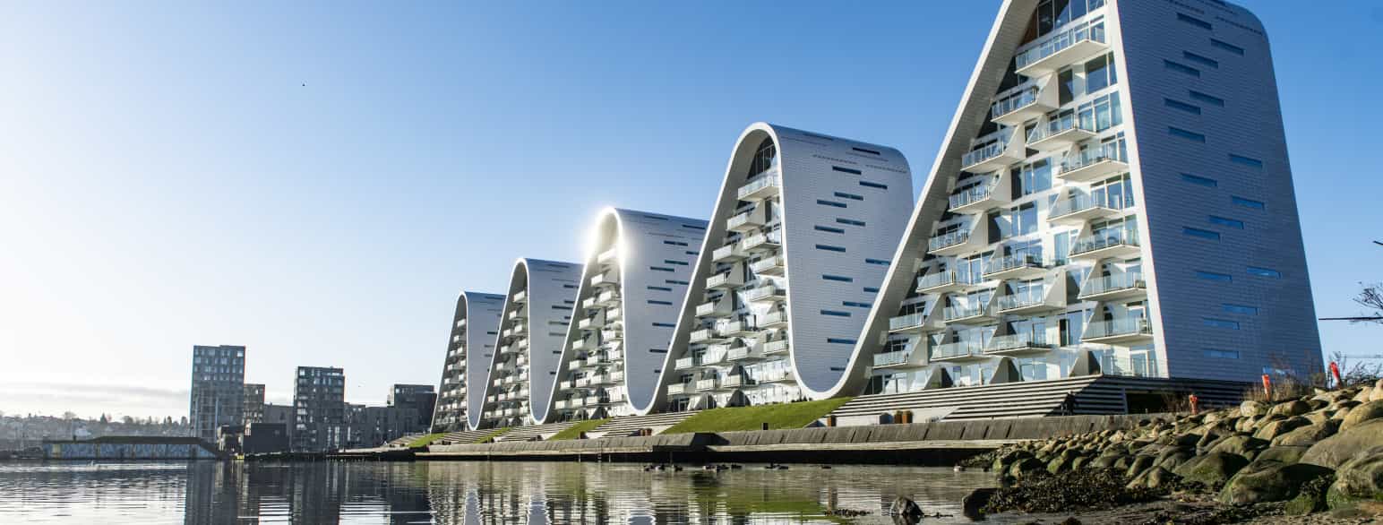 Lejlighedsbebyggelsen Bølgen tegnet af Henning Larsen Architects