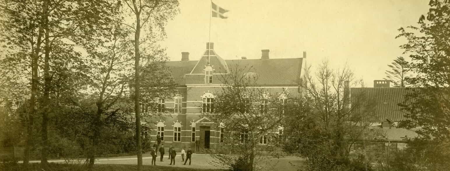 Jelling Seminarium med Dannebrog vajende over indgangen omkring 1915