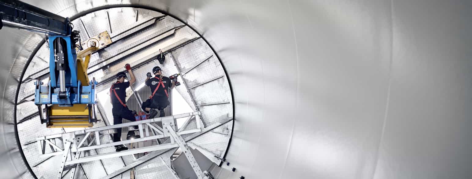 Montører på Welcons fabrik i Give installerer komponenter til et offshorevindmølletårn