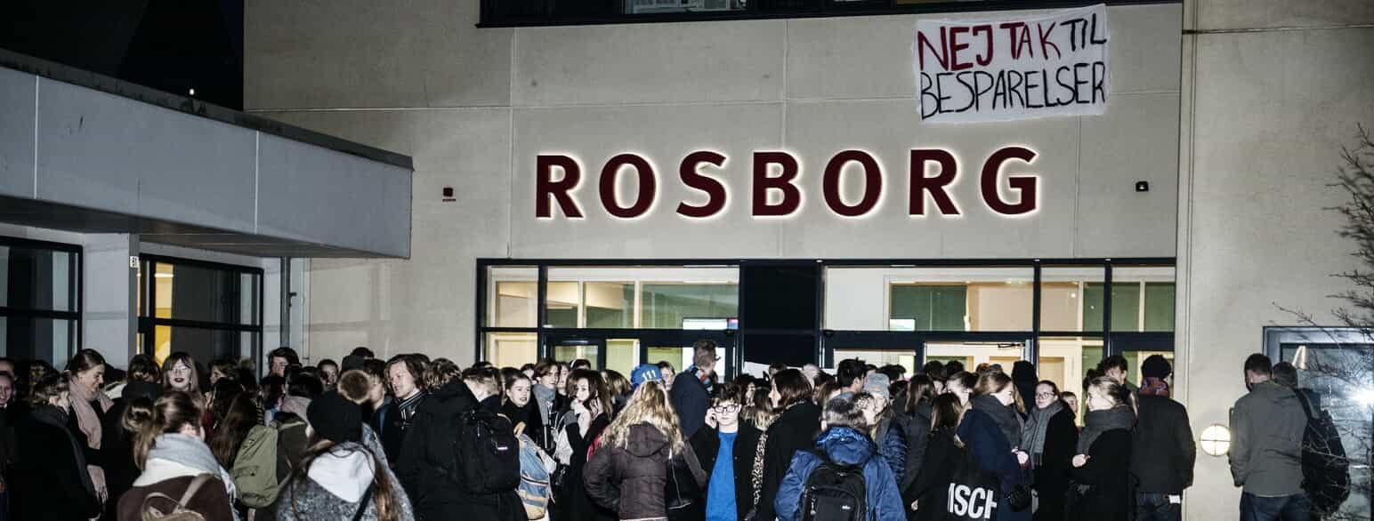 Elever demonstrerer i 2018 foran Rosborg Gymnasium i Vejle, som reaktion på regeringens besparelser