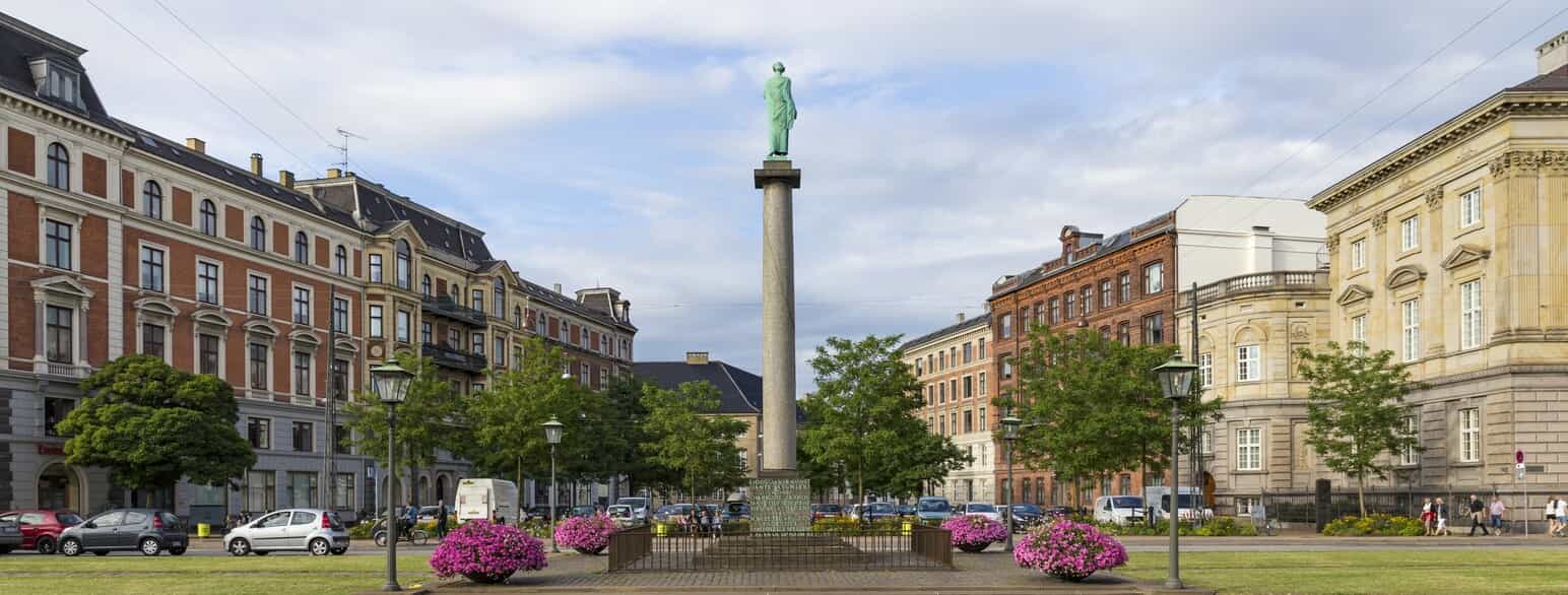 Dantes Plads med mindesmærket i forgrunden. Foto fra 2015.
