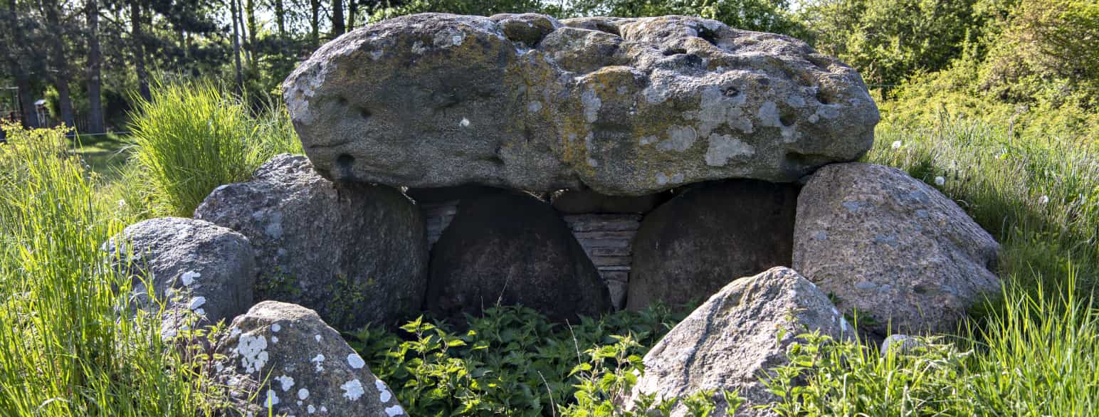 Storstensgraven Lindely Øst ligger sammen med en tilsvarende grav, Lindely Vest, i et lille grønt område i Munkebos industriområde