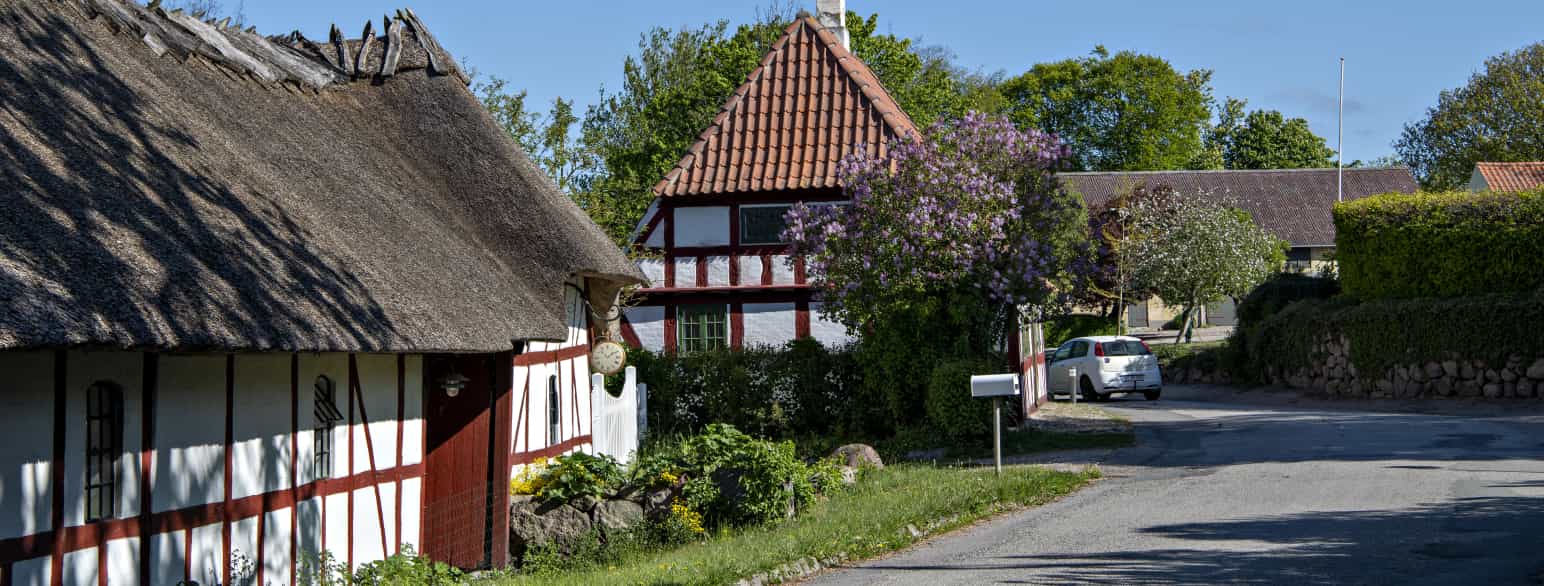 De gamle bindingsværksgårde ligger helt ud til den snoede Viby Bygade, som stammer fra 1700-1800-tallet
