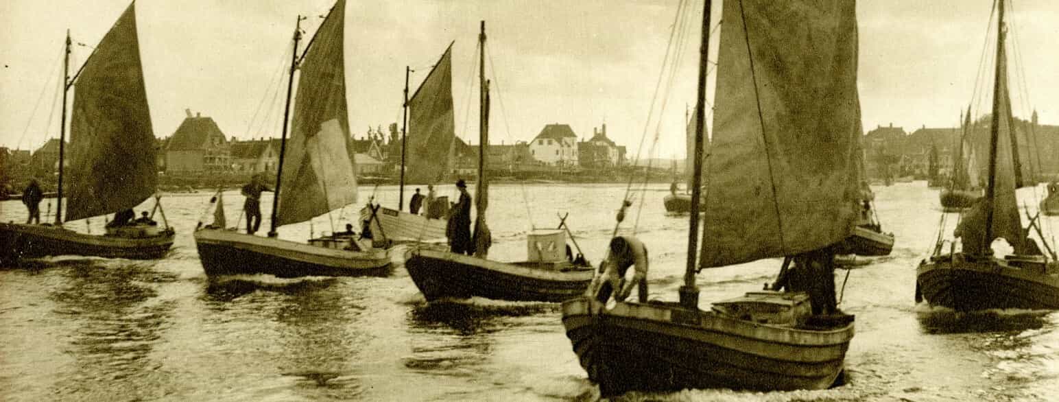 Kertemindes placering ud til Storebælt og fiskeriet har haft afgørende betydning for byens udvikling. Her ses adskillige bæltbåde på vej ud af havnen, fotograferet omkring 1945-50