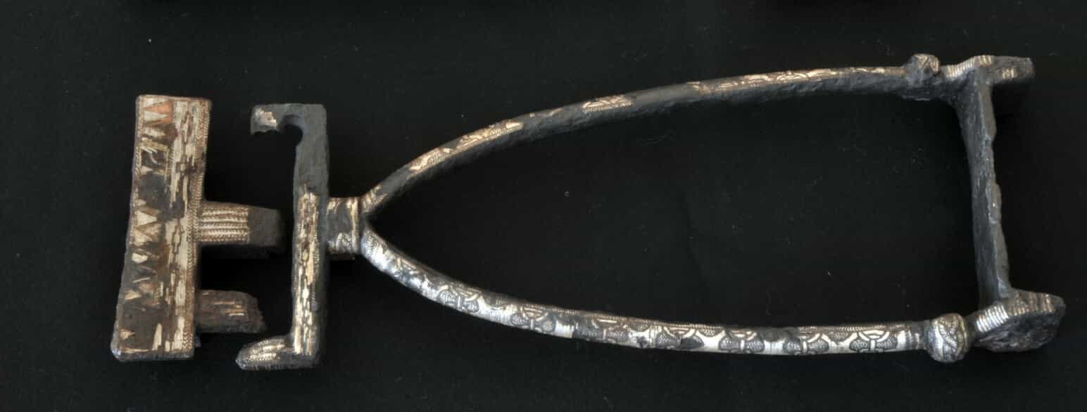 Stigbøjler i sølv og kobber fundet i en kammergrav fra ca. 950