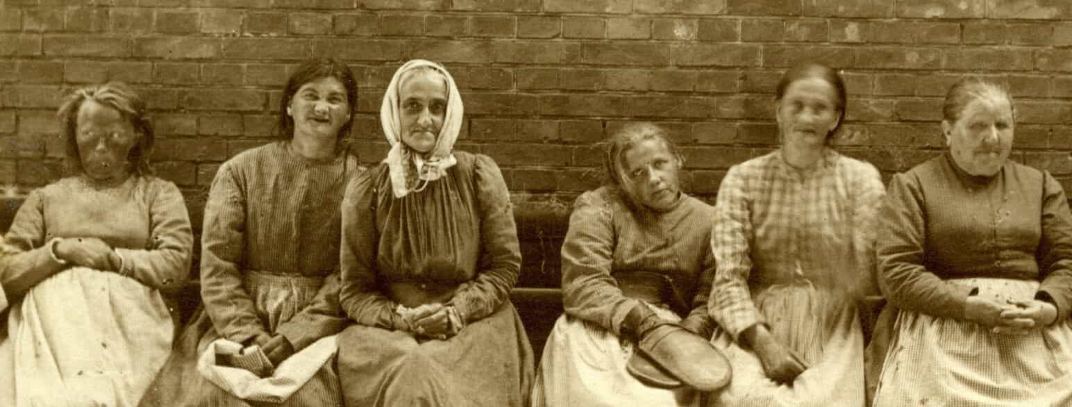 Patienter i en cellegård på kvindesiden af sindssygeanstalten ved Middelfart omkring år 1900