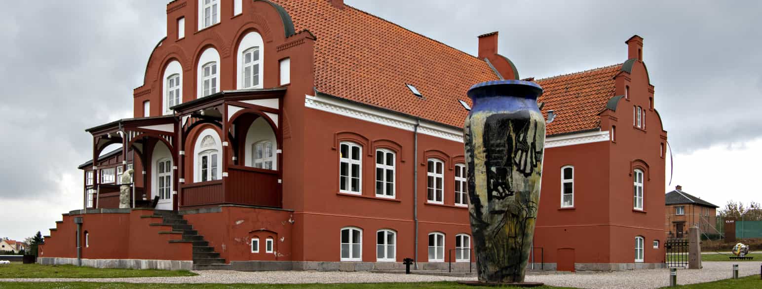 CLAY Keramikmuseum Danmark. Museets samlinger omfatter 240 års keramik og porcelæn samt moderne kunstkeramik