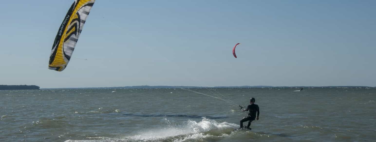 Ud for Flyvesandet på Agernæs har vinden godt fat i kitesurfernes farvestrålende drager