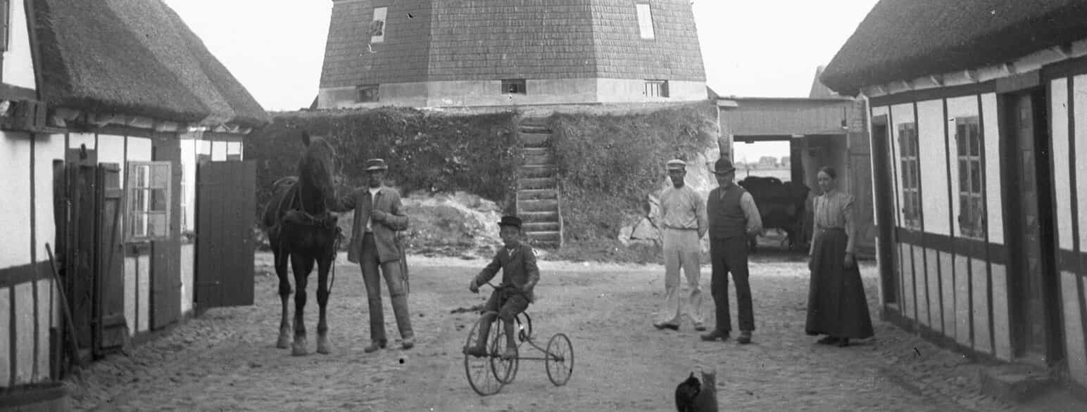Møllefamilie med ansatte foran Uggerslev Mølle omkring 1900
