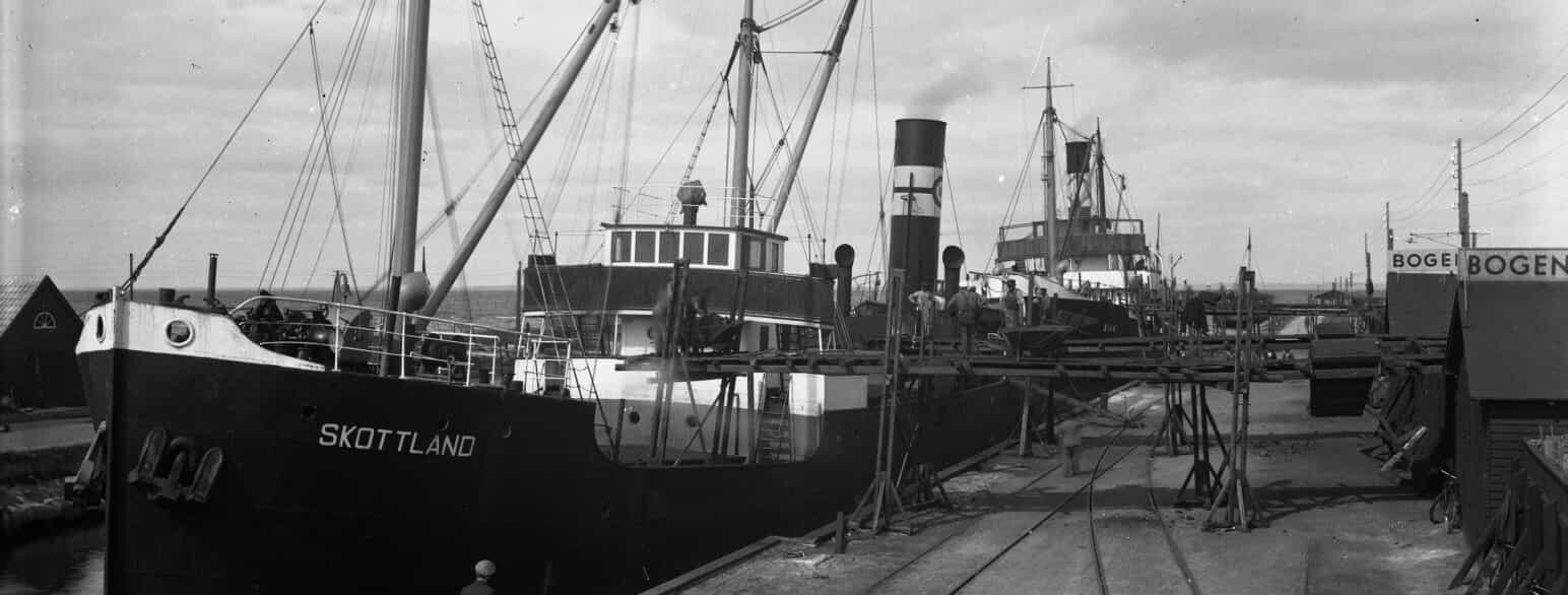 Det norske skib Skottland har i 1937 lagt til i Bogense Havn med kul til Bogense Kulkompagni, der lå i havneområdet