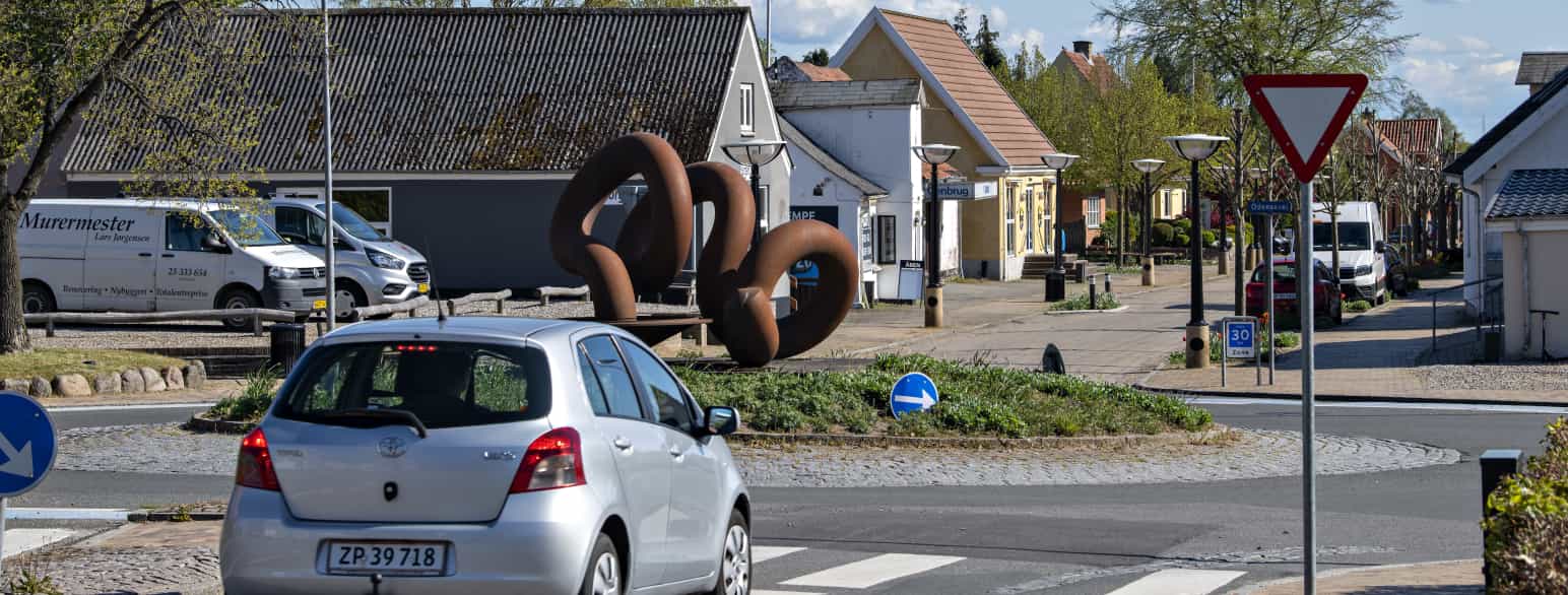 Kurt Tegtmeiers skulptur, Tørne, står i en af Søndersøs rundkørsler