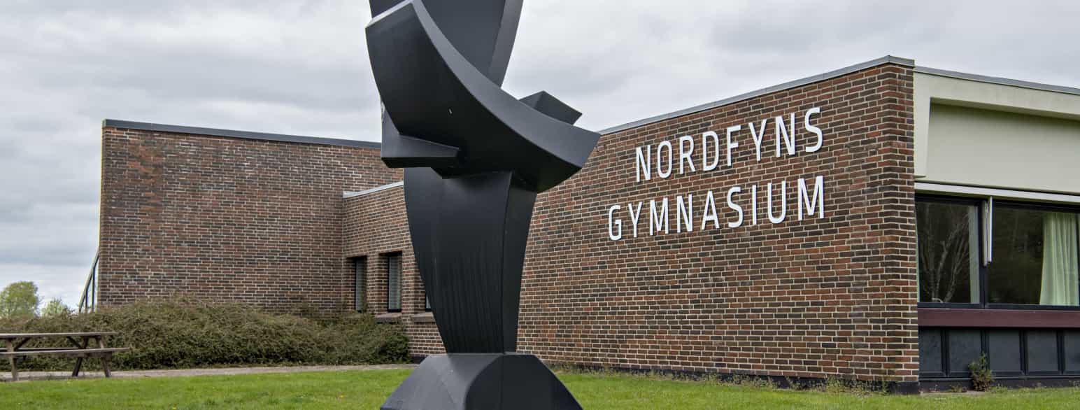 Ved indgangen til Nordfyns Gymnasium i Søndersø står Kent Holms sorte Jernskulptur fra 1981