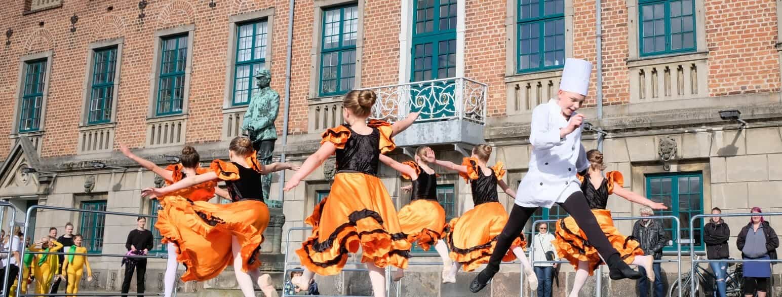 Til kulturnatten i Nyborg i 2019 optrådte Village Ballet Nyborg foran rådhuset