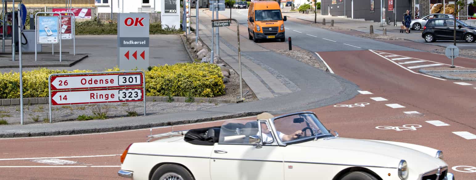 Kalechen er slået ned på en varm sommerdag, og sportsvognen er fra Hulvejen på vej ud på Ørbæks trafikale hovedåre