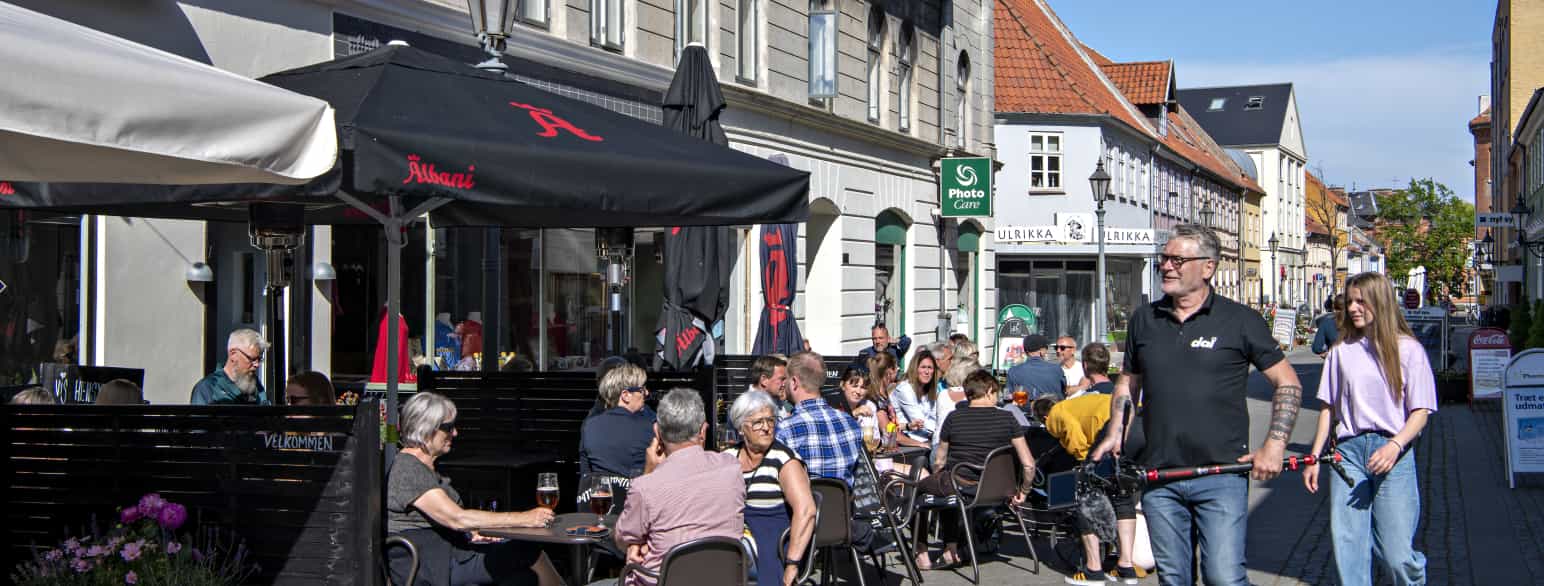 Gæsterne nyde godt af caféernes udendørsservering i Nørregade i Nyborg