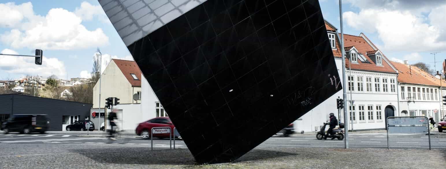 "Den sorte kube" af Jørn Larsen på hjørnet af Møllergade og Dronningemaen i Svendborg