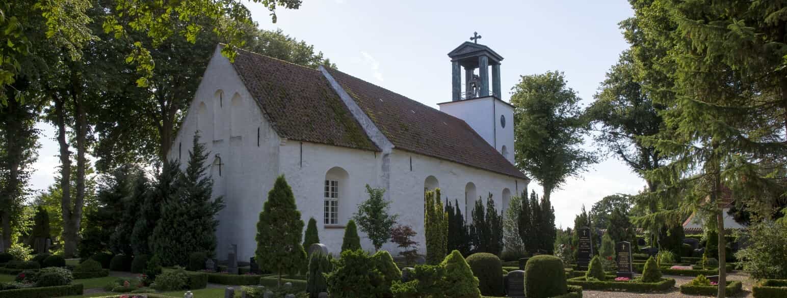 Tranderup Kirke, som menes at stamme fra 1100-tallet