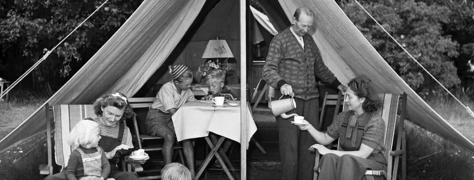 Familien nyder livet på Hundige Strand Familiecamping i 1949