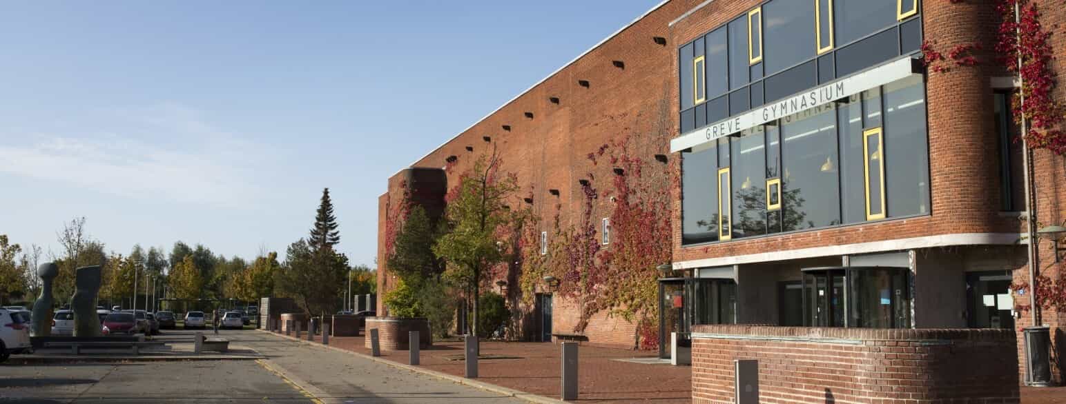 Greve Gymnasium af arkitektfirmaet Skaarup & Jespersen er in situ-støbt i to plan