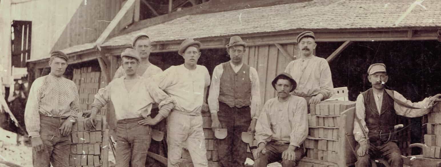 Arbejderne ved Knabstrup Teglværk er stillet op til fotografering i 1898