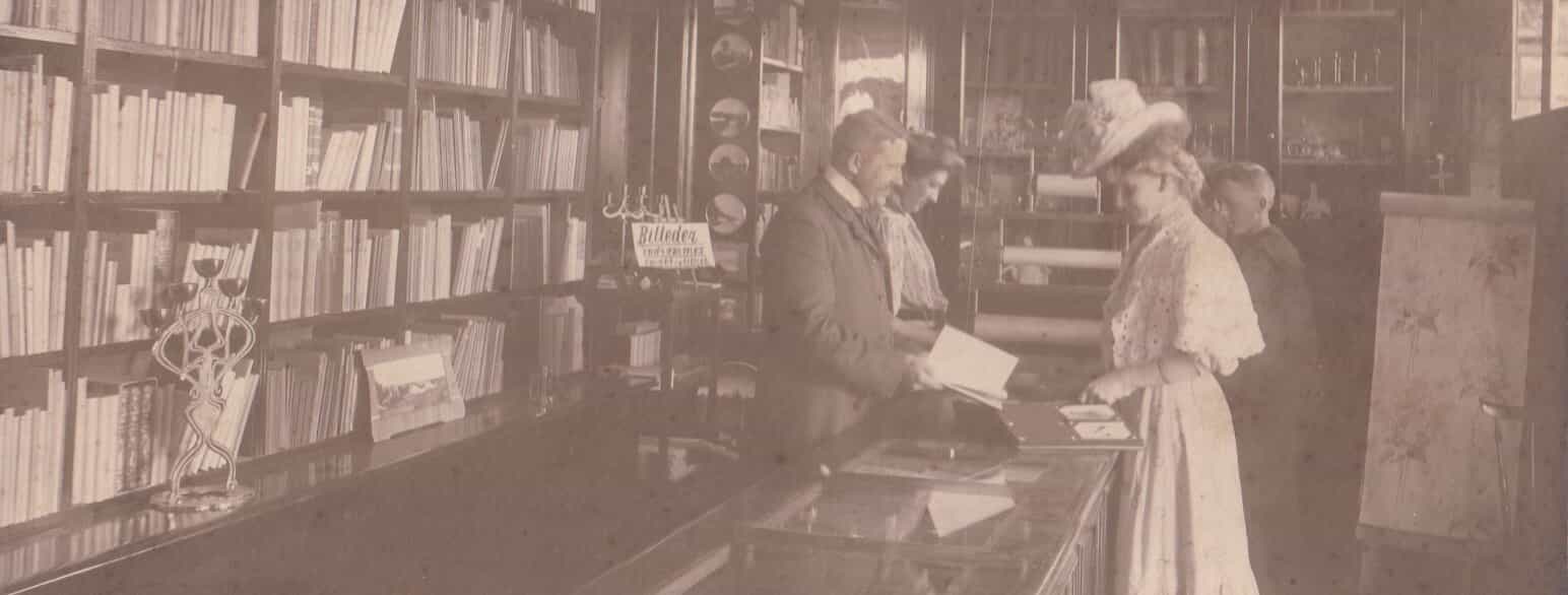 Hagbarth Søvndahl Petersens velassorterede boghandel i Jyderup i 1912