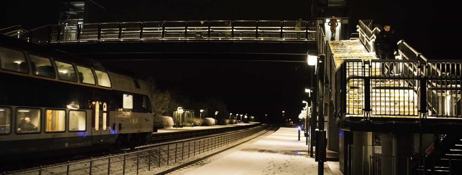 Et fint lag af sne har lagt sig på perronen på Tølløse Station