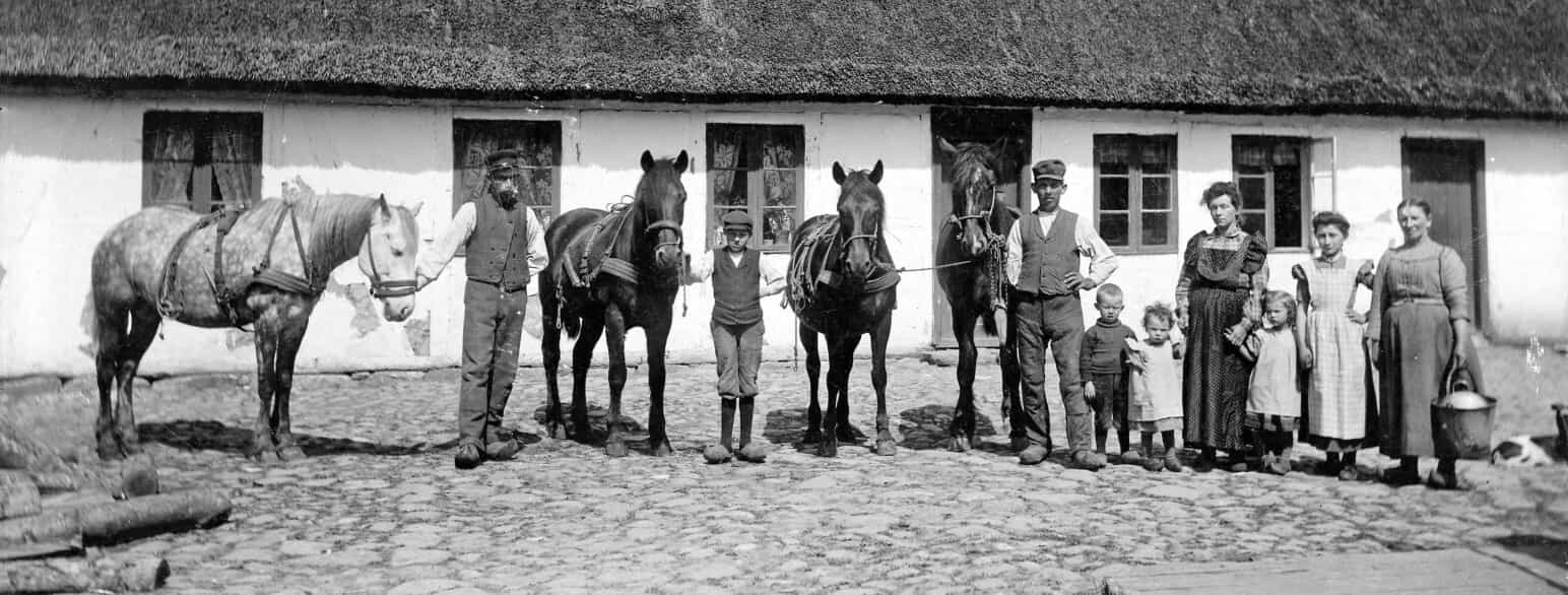 På dette foto fra omkring 1906 ses gården Præstholmgård i Ejby med landmandsfamilien, tjenestefolk og medhjælpere
