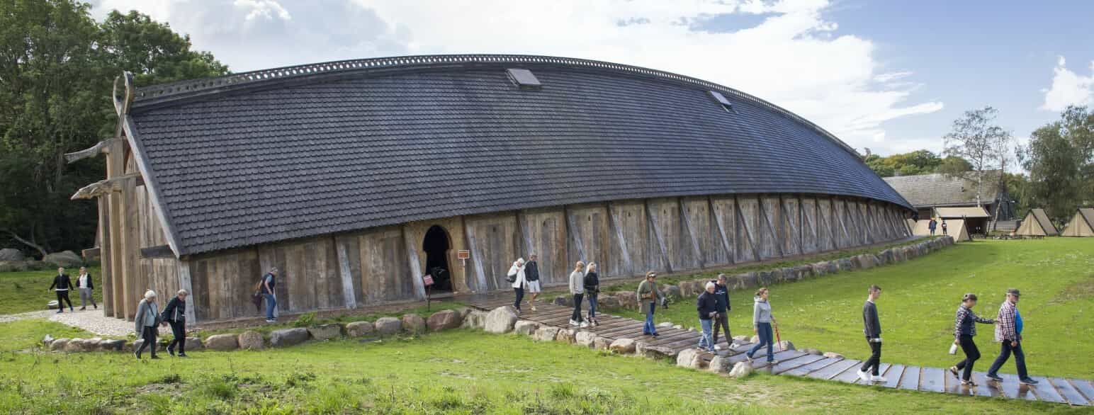 I 2020 åbnede en rekonstrueret og imponerende kongehal fra vikingetiden på 61 m i Sagnlandet Lejre