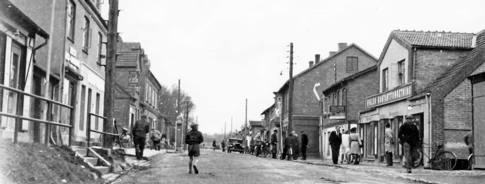 Liv på Hovedgaden i Kirke Hvalsø i 1940