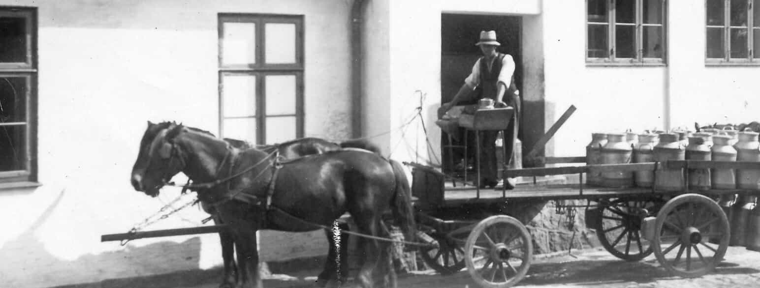 Mælkevognen holder klar foran andelsmejeriet i Kirke Hyllinge, som blev oprettet i 1888