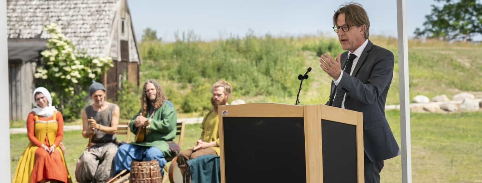Den 17. juni 2020 holdt borgmester Carsten Rasmussen tale ved indvielsen af Kongehallen i Sagnlandet Lejre