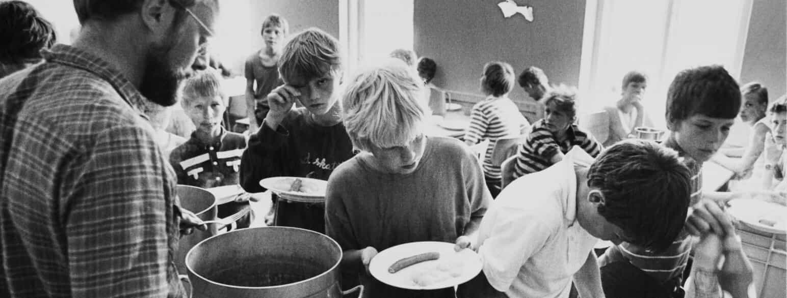 Fællesspisning på kolonien Skansen ved Skansehage i 1983
