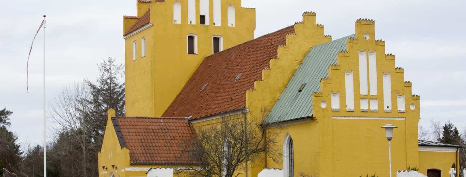 Rørvig Kirke er en af de få danske landsbykirker, der er holdt helt i gult