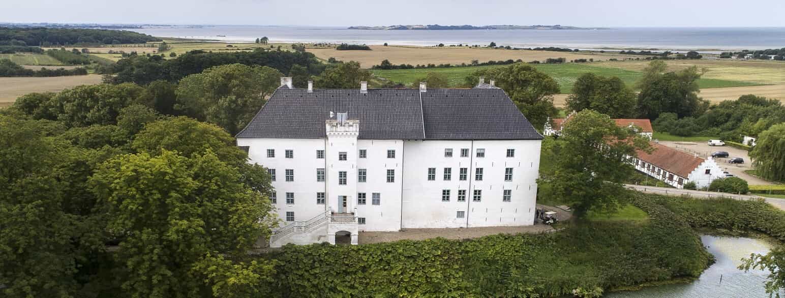 Fortiden fra middelalder, renæssance og barok og senest de historicistiske tilføjelser kan stadig ses i herregården Dragsholm