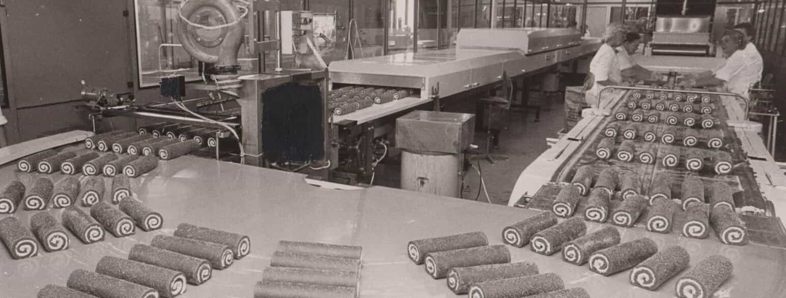Der fremstilles roulader på kagefabrikken Coronet Cake Company ApS i Truelstrup ved Viby i 1985