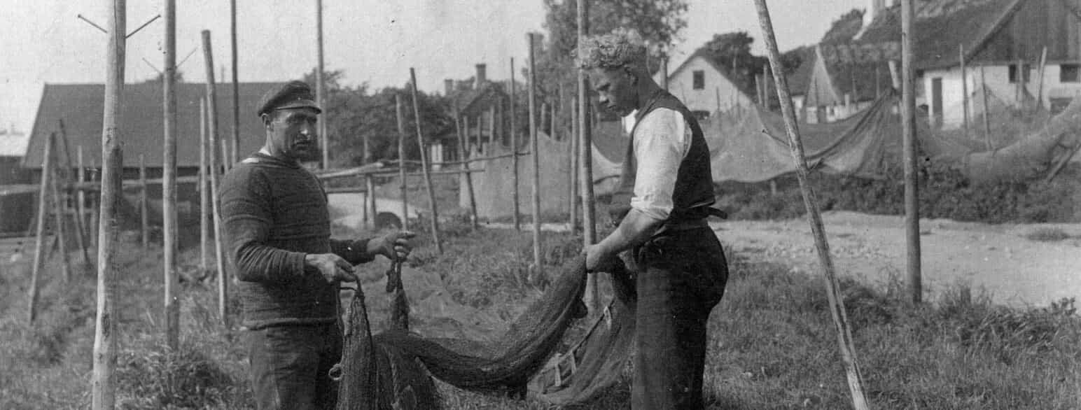Nettene efterses på stejlepladsen ved Jyllinge Fiskerihavn i 1930