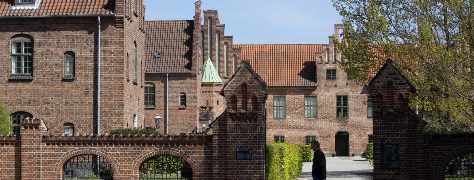 Midt i Roskilde ligger Roskilde Kloster, som her ses fra Sankt Peders Stræde