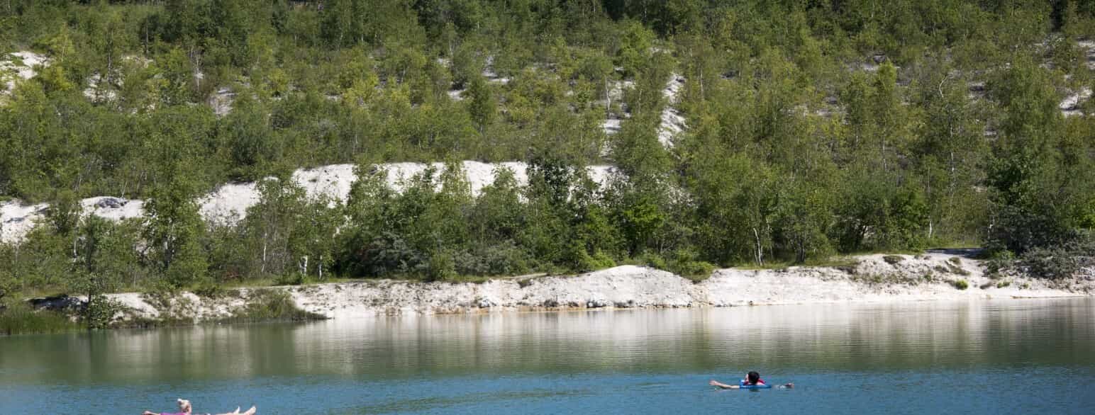 Den kolde, turkisblå sø i den tidligere kalk grav benyttes flittigt om sommeren af badegæster såvel som af lystfiskere