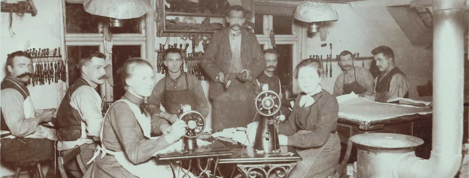 Der arbejdes i hånden og ved symaskiner på Hedebo Skotøjsfabrik i år 1900
