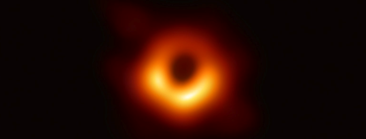 Det første billede af et sort hul. Billedet viser det supermassive sorte hul i midten af ​​galaksen M87. Glødende gas lyser op omkring det sorte hul. Billedet blev offentliggjort den 10. april 2019, og er resultatet af et internationalt samarbejde.
