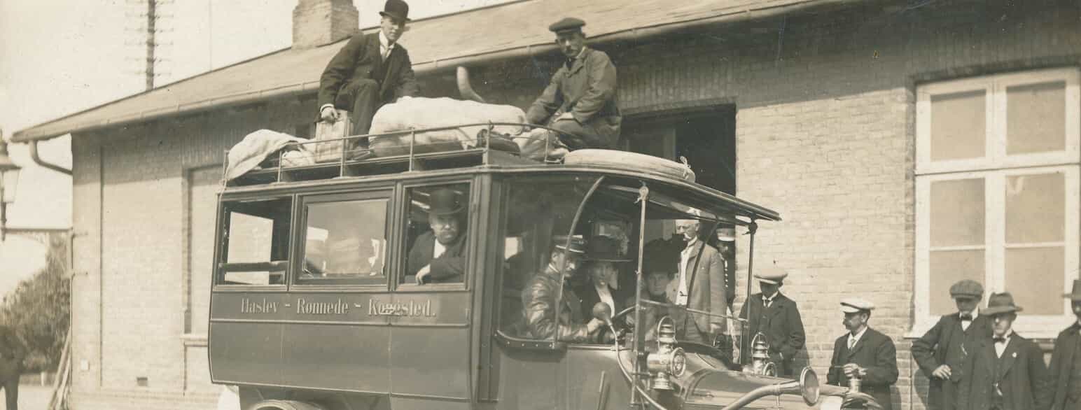 Rutebil ved stationen i Haslev omkring 1913
