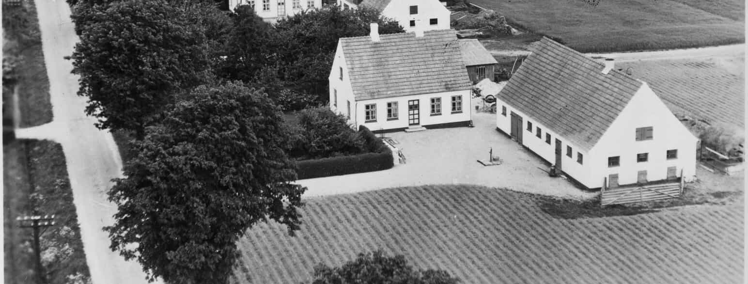 Luftfoto fra 1953 af statshusmandskolonien på Spanagervej ved Ejby