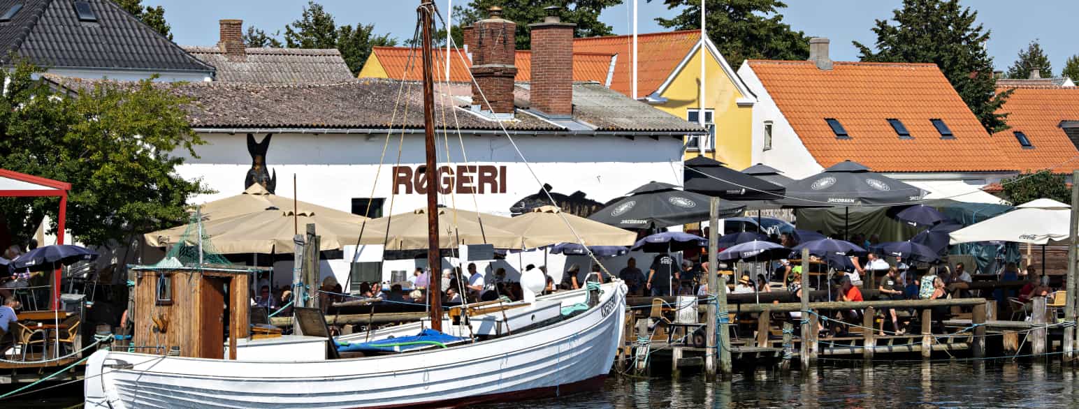 Martens Røgeri ligger lige ved klapbroen i Karrebæksminde og har åbent til frokost i sommersæsonen