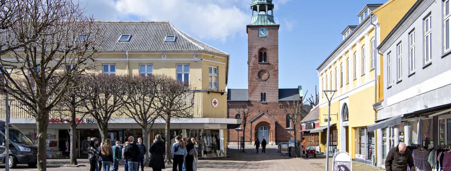 Mange af Korsørs butikker ligger langs med og ved de centrale og ældste gader som her Algade med Torvet