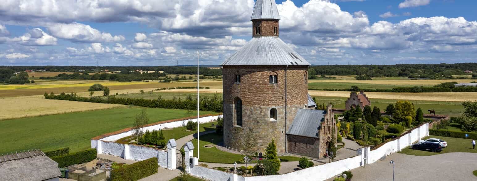 Rundkirken Bjernede Kirke er ifølge en indskrift over indgangsdøren opført af stormanden Sune Ebbesen