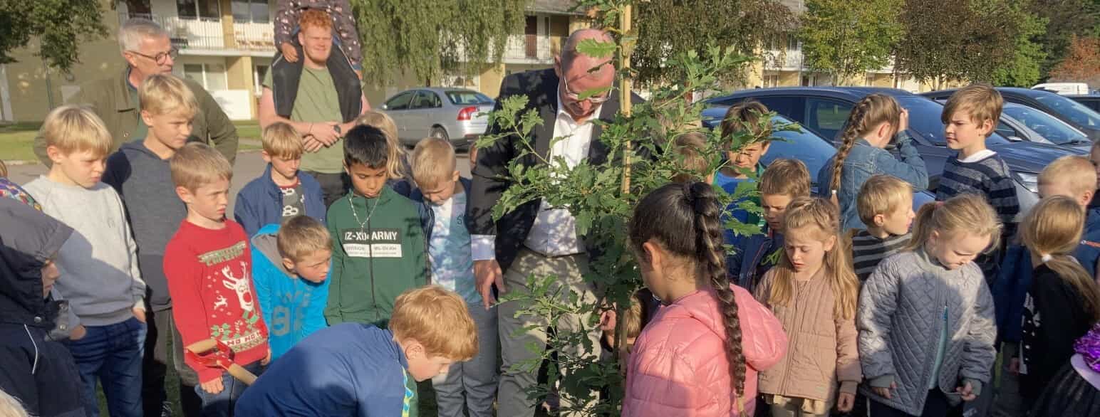 Ved Frederiksberg Skole plantede Sorø Kommunes borgmester, Gert Jørgensen, sammen med skolens elever et verdensmålstræ
