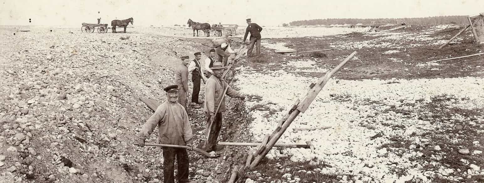 Der graves efter kugleflint ved Jernen ved Køge Bugt omkring 1910