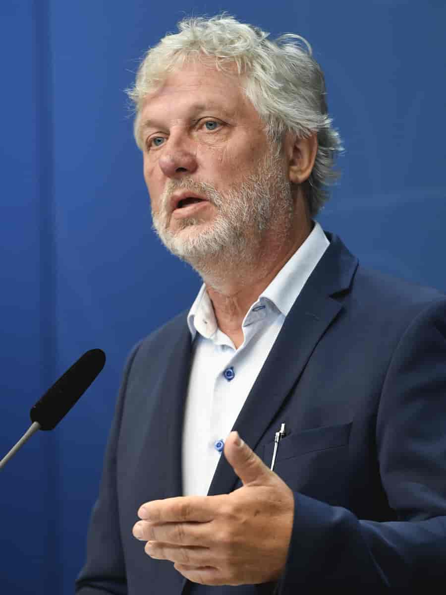 Peter Eriksson under en pressebriefing i 2020, da han var minister for udviklingsbistand.
