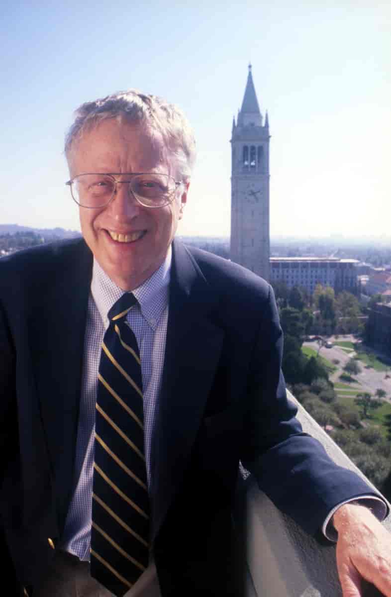 Professor  George Akerlof i Stockholm i december 2001, hvor han fik overrakt årets Nobelpris i økonomi.