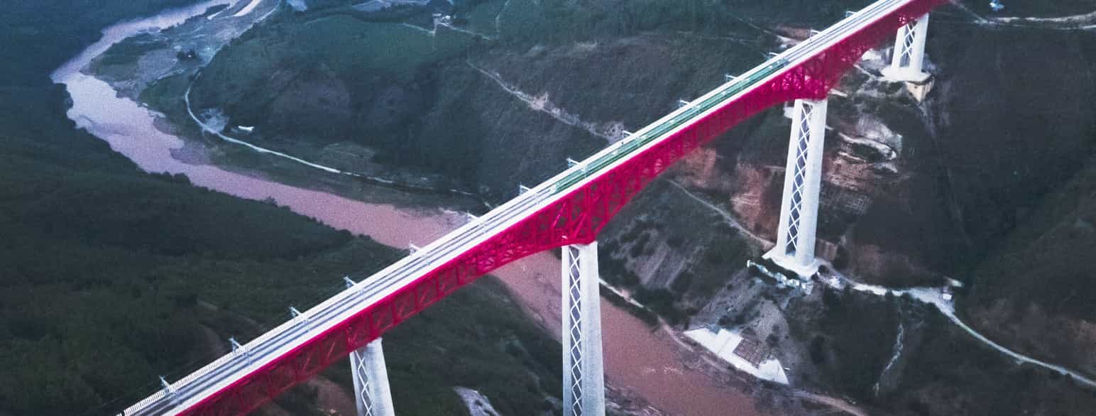 Bro på jernbanen mellem Kina og Laos ved åbningen i december 2021. Banen indgår i Belt and Road initiativet.